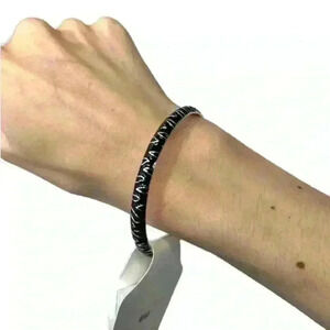 NWT Beauty Black Bangle Bracelet Jewellery Accessory - Jeweller Gift Idea